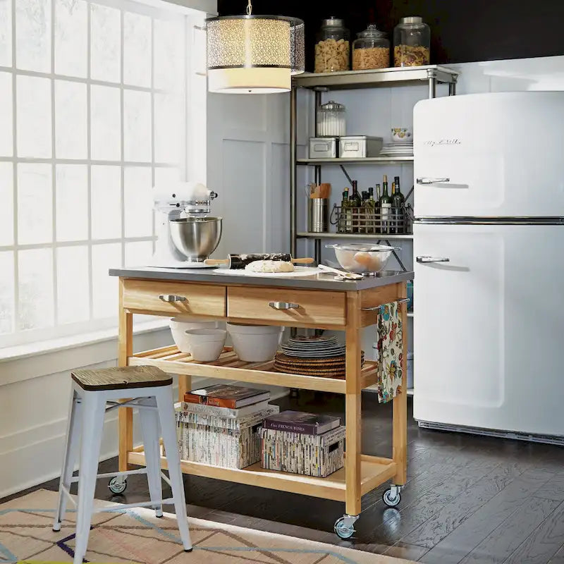 Desserte de cuisine en bois marron avec plateau en acier inoxydable et roulettes blocables