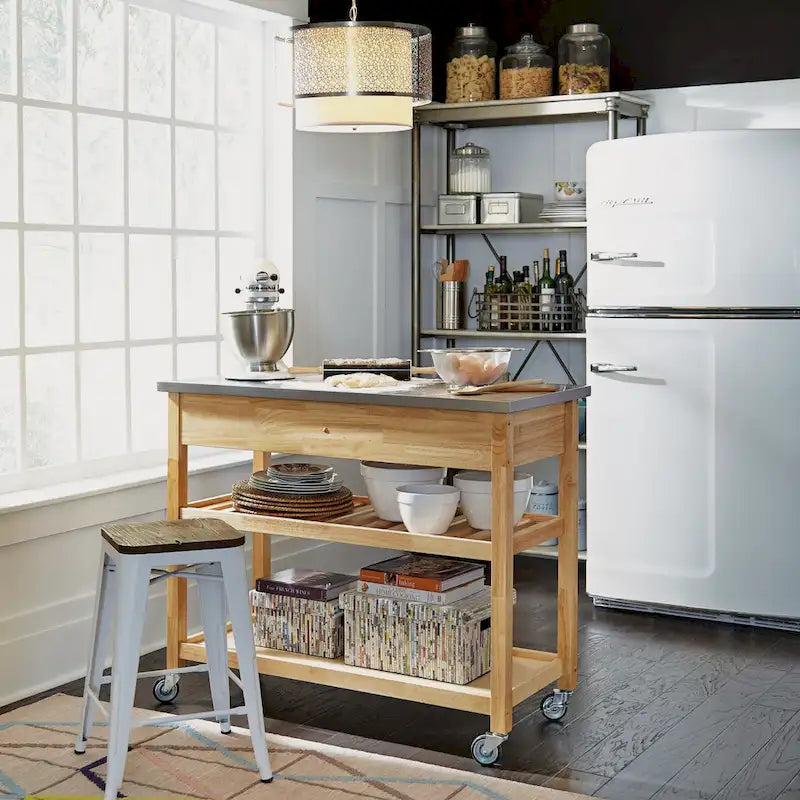 Desserte de cuisine en bois marron avec plateau en acier inoxydable et roulettes blocables