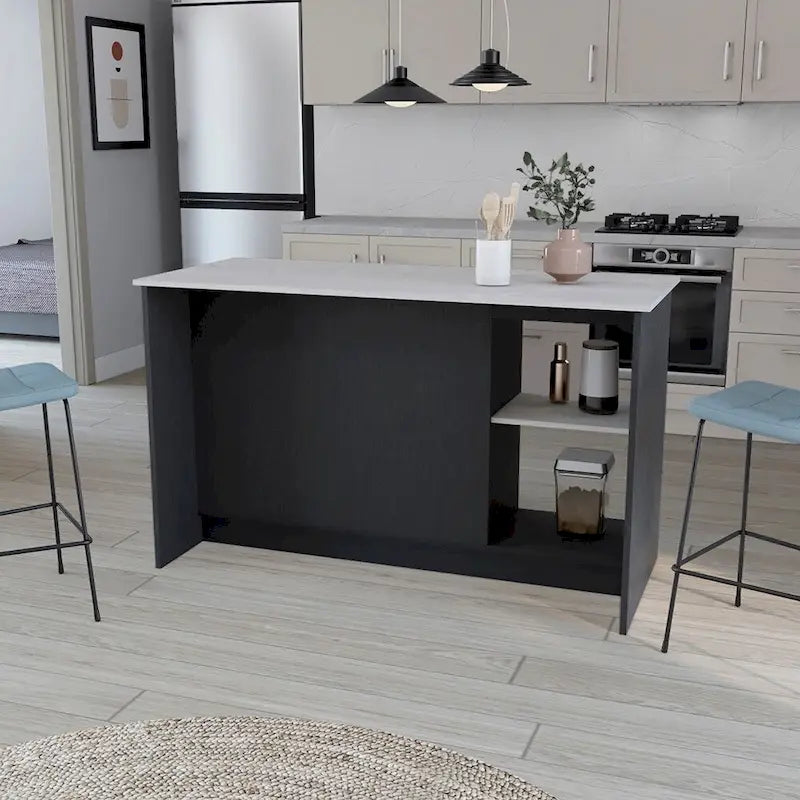 Îlot de cuisine avec deux étagères de rangement ouvertes et un meuble pour la salle à manger