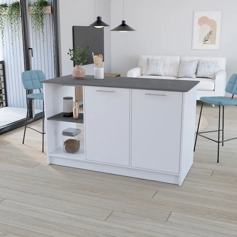 Îlot de cuisine avec deux étagères de rangement ouvertes et un meuble pour la salle à manger