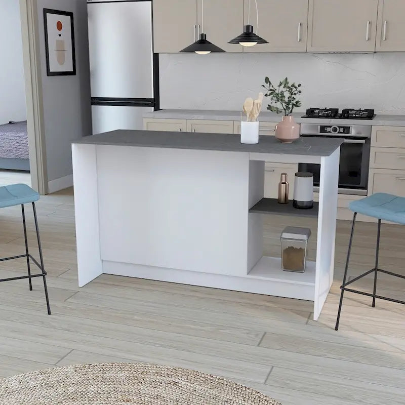 Îlot de cuisine avec deux étagères de rangement ouvertes et un meuble pour la salle à manger